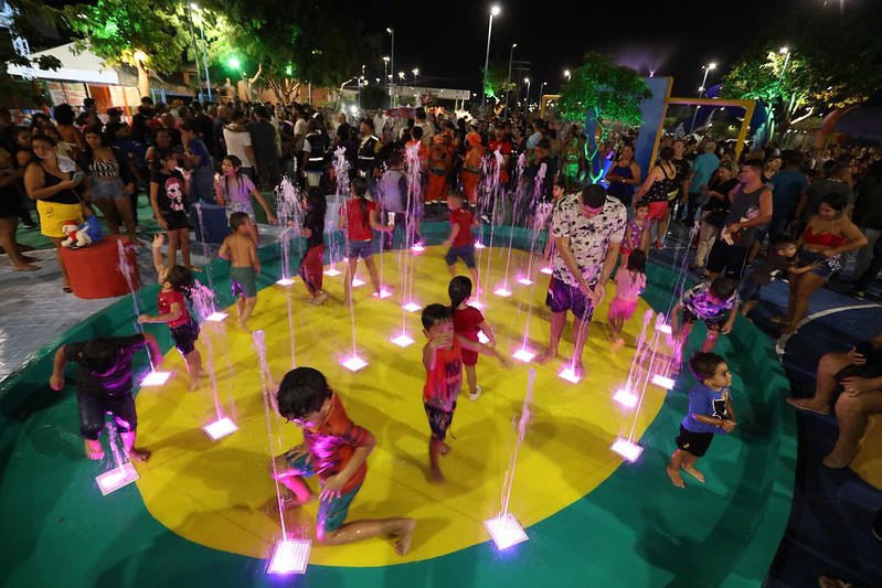 Prefeito David Almeida entrega a primeira praça molhada de Manaus na zona Sul