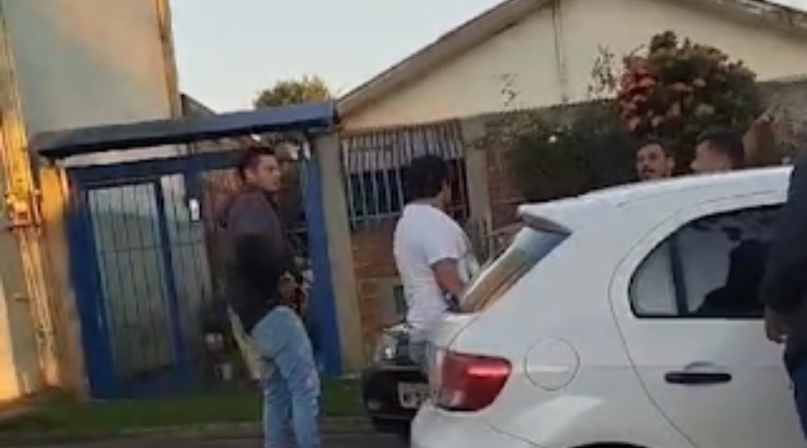 Homem dá várias f4cadas no ass4ssino do pai em via pública; assista