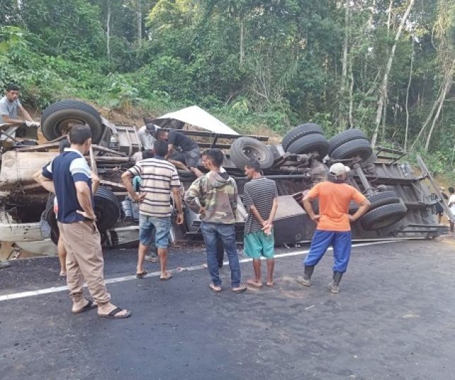 Caminhão capota e deixa 13 pessoas feridas durante grave acidente na AM-070; veja imagens