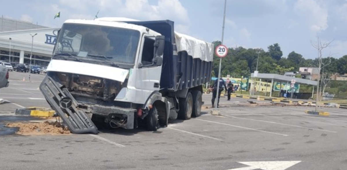 Carreta desgovernada invade estacionamento do shopping Via Norte em Manaus