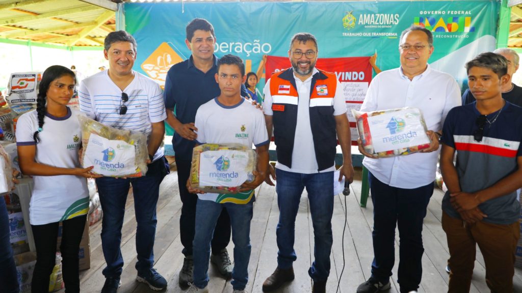 Wilson Lima entrega cestas básicas a famílias afetadas pela seca em Parintins