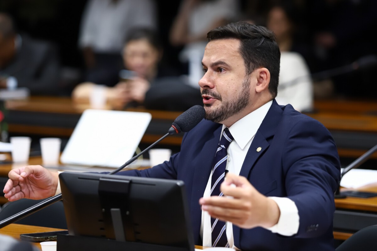 Capitão Alberto Neto cobra Ministério de Portos e Aeroportos sobre aumento do valor nas passagens aéreas de crianças