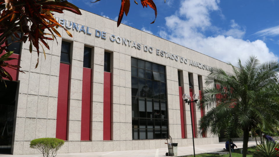 Escola de Contas do TCE-AM encerra ano letivo com homenagens e lançamento de revista científica