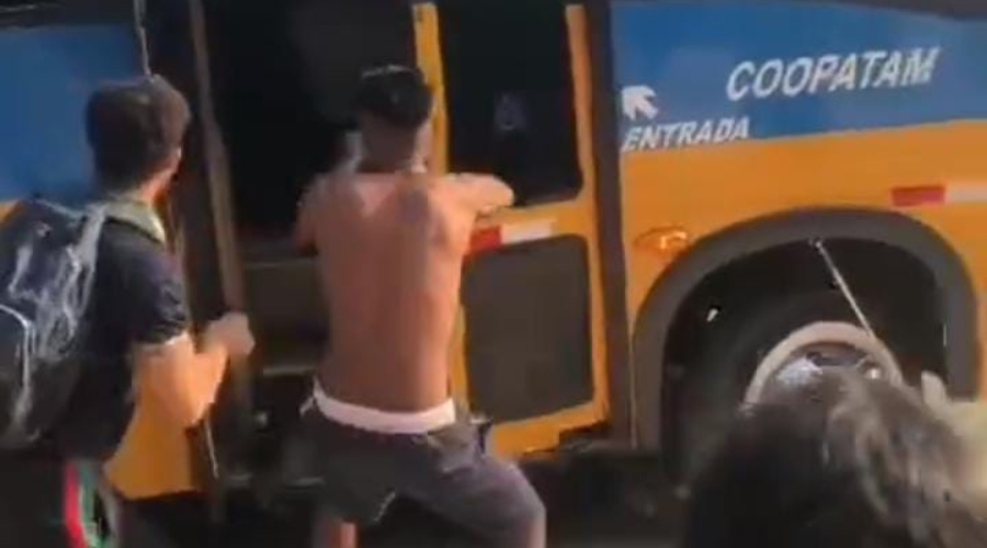 Motoristas de ‘amerelinho’ bolam no chão em brig4 com f4cas e pior acontece; vídeo