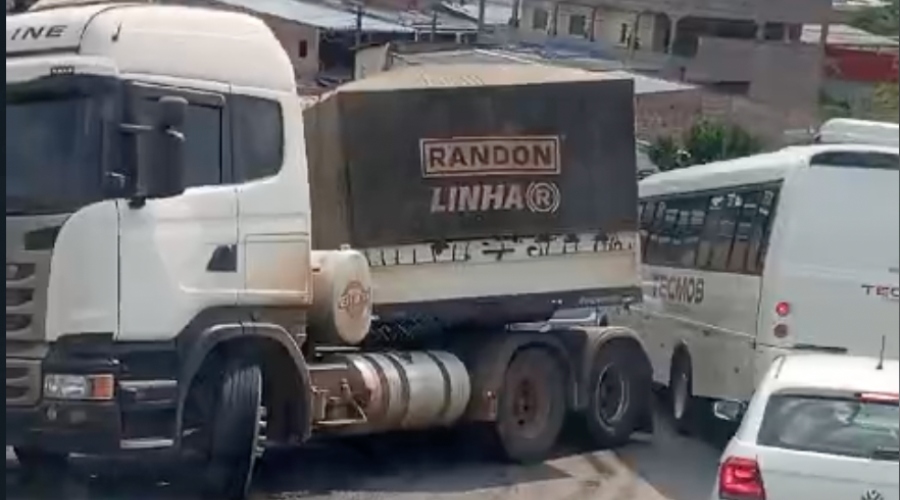 Carreta ‘até o bico’ presa em ladeira ameaç4 invadir casas na comunidade Santa Inês, em Manaus