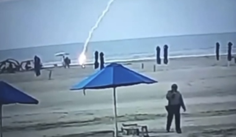 A última praia: vídeo chocante mostra momento que jovem é atingid4 por raio e m0rre; veja