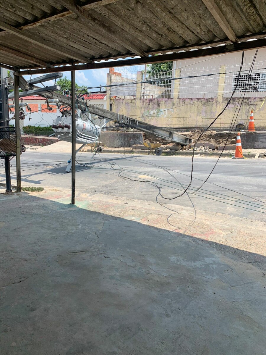 Poste despenca e moradores ficam presos em casa em Manaus; veja vídeo