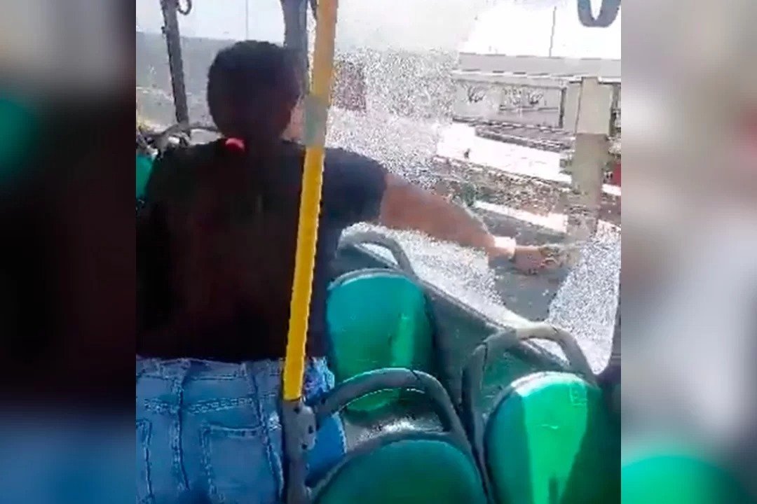 Mãe quebra vidro de ônibus após criança passar mal com o calor; veja vídeo