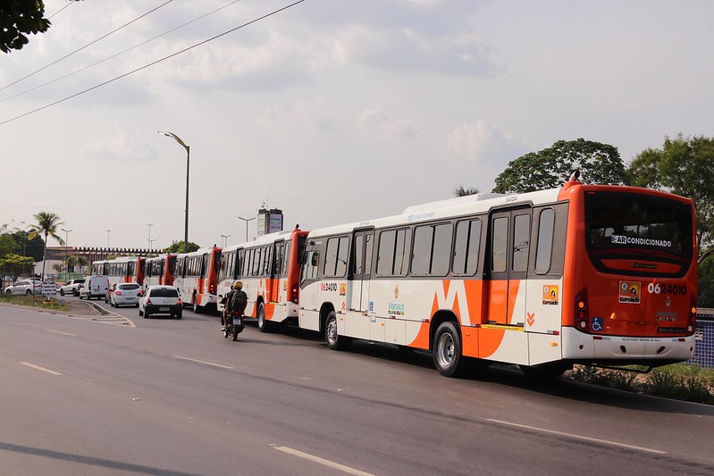 Prefeito entrega novos ônibus e totaliza 315 veículos modernos na frota de Manaus