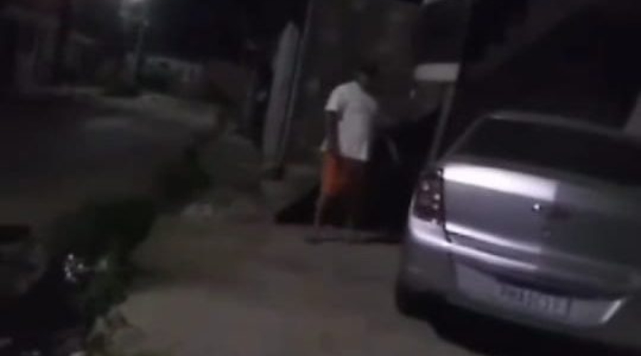 Revoltante: veja o que homem faz com cadel4 no escuro de rua em Manaus