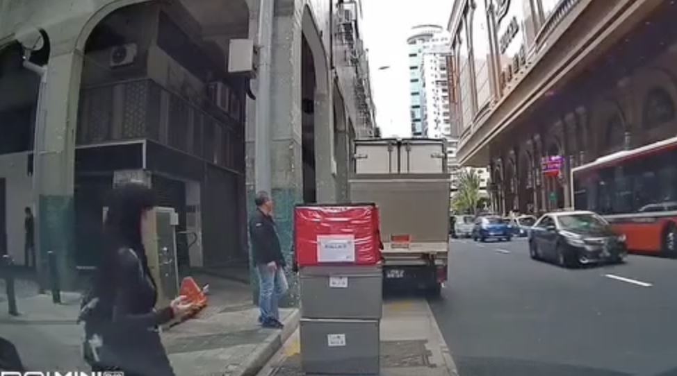 Linda novinha tenta parar o trânsito desfilando e o pior acontece; veja vídeo