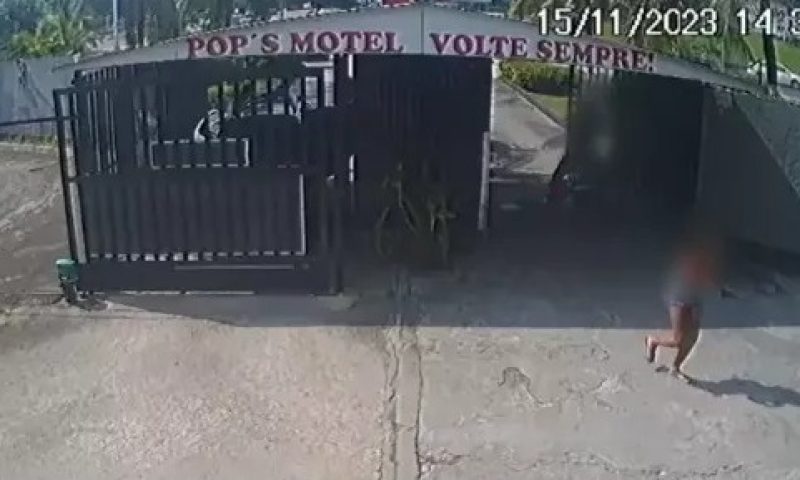 Enquanto saia de motel na frente de novinha, homem tem surpresa dol0rosa