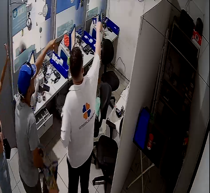 Bandido arm4do rouba 200 mil reais de lotérica e foge de bicicleta; veja vídeo