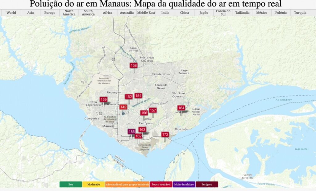 A capital do Amazonas, Manaus, enfrenta mais um amanhecer sob o pesadelo persistente das queimadas, com a fumaça encobrindo pontos turísticos emblemáticos da cidade, como o Encontro das Águas, a orla da Ponta Negra e a imponente Ponte Rio Negro. Neste sábado, os moradores acordaram com a cidade envolta em nevoeiro, resultado direto dos inúmeros focos de incêndio que continuam a assolar a região amazônica. A qualidade do ar atingiu níveis alarmantes em áreas como Centro, Vila Buriti, Mauazinho e Morro da Liberdade, enquanto o Sistema Eletrônico de Vigilância Ambiental da Universidade do Estado do Amazonas (Selva/UEA) aponta condições muito ruins em outras oito localidades habitacionais da cidade. Os termômetros marcavam 28º às 8h10, de acordo com os dados do Clima Tempo, que também alerta para uma máxima estimada de 37º durante a tarde. Contrariando as esperanças de alívio, não há probabilidade de chuva para este sábado, agravando ainda mais a situação para os habitantes locais. Os números divulgados pelo Instituto Nacional de Pesquisas Espaciais (Inpe) revelam a escala alarmante do problema, com 19.252 focos de queimadas registrados no estado do Amazonas somente este ano, até o dia 17 de novembro. Os municípios de Lábrea, Apuí e Novo Aripuanã lideram as estatísticas de incêndios, enquanto as cidades de Altamira e São Félix do Xingu, ambas no Pará, e Porto Velho, em Rondônia, apresentam os maiores registros de queimadas.