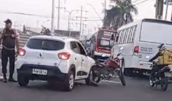 URGENTE: grave acidente em frente ao Platão Araújo deixa duas pessoas feridas; veja vídeo