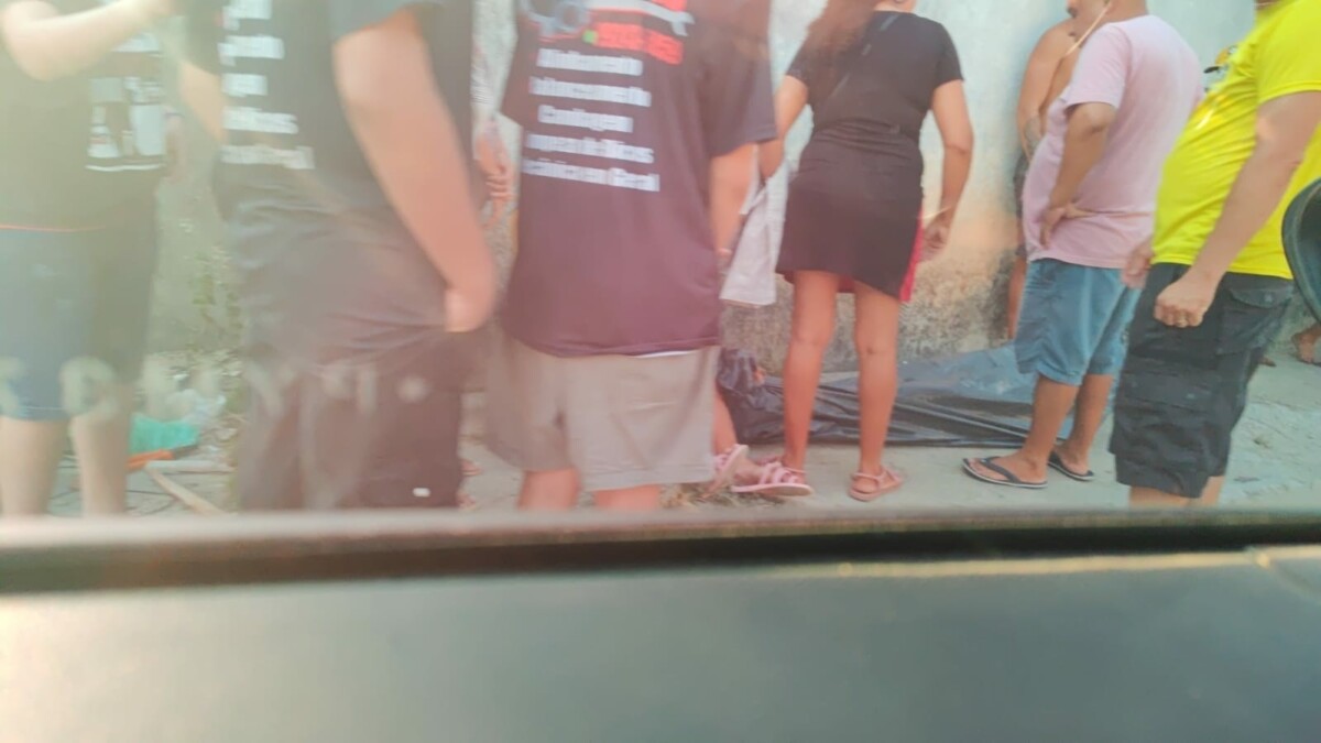 Homem tenta realizar serviço elétrico  e ‘leva a pi0r’ no alto de poste em Manaus