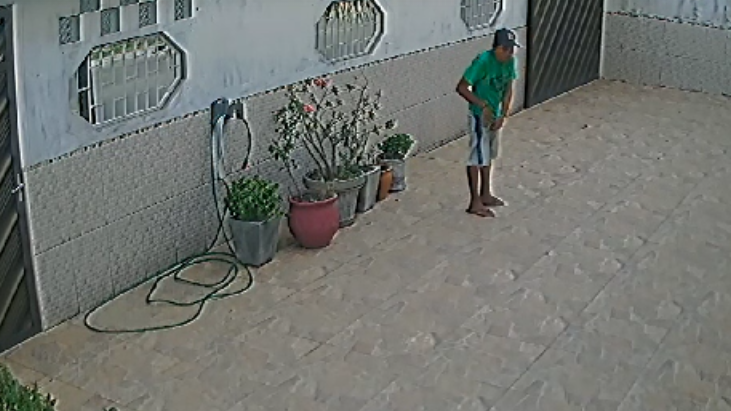 B4ndido pula muro para roubar casa em Manaus e câmeras de segurança flagram tudo; veja vídeos