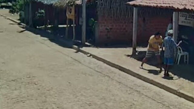 Vídeo mostra momento em que idoso é esf4queado até a m0rte por vizinho; veja