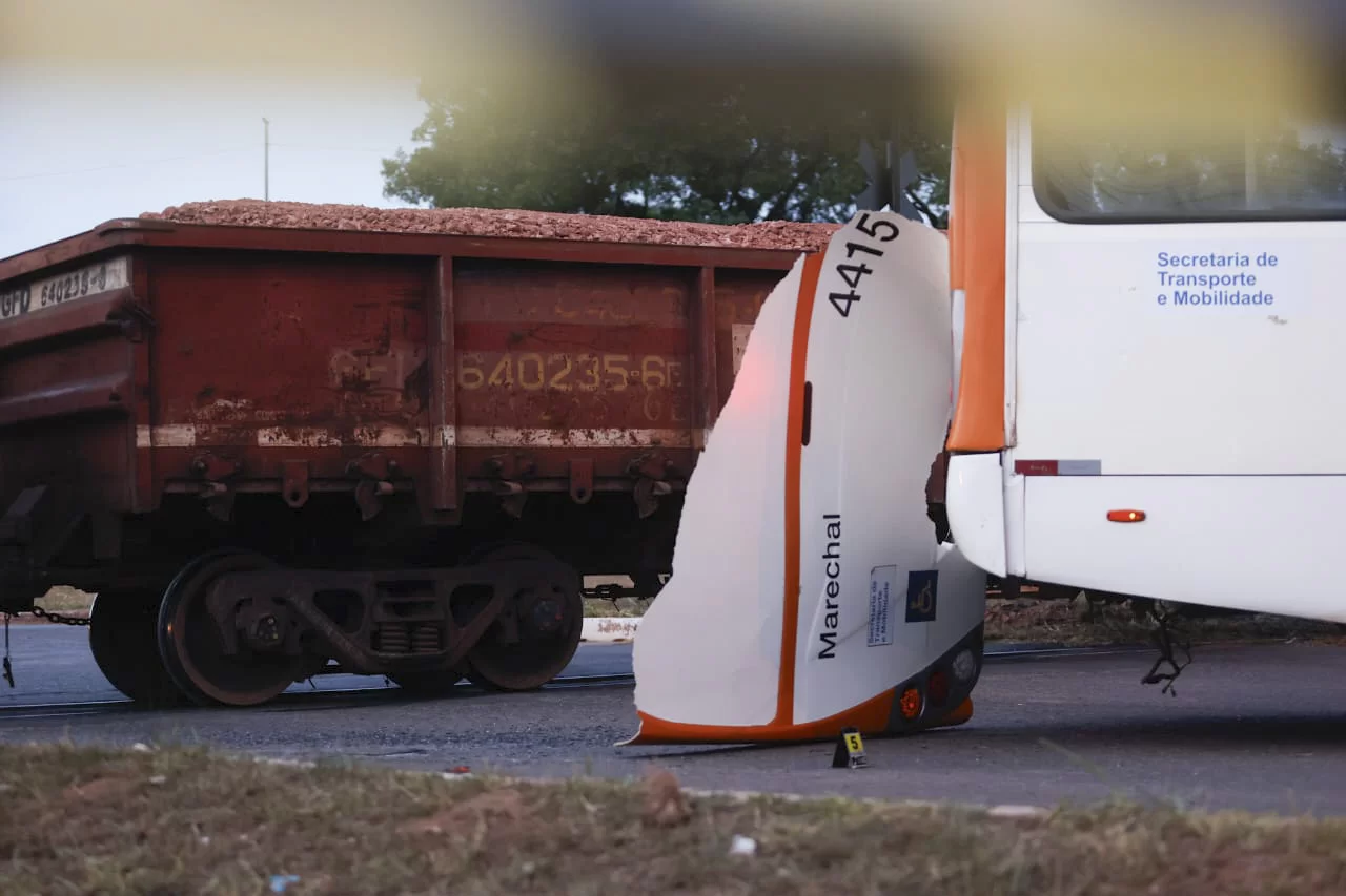 Mulher tem c0rpo p4rtido ao me1o durante acidente fatal entre trem e ônibus; veja vídeos