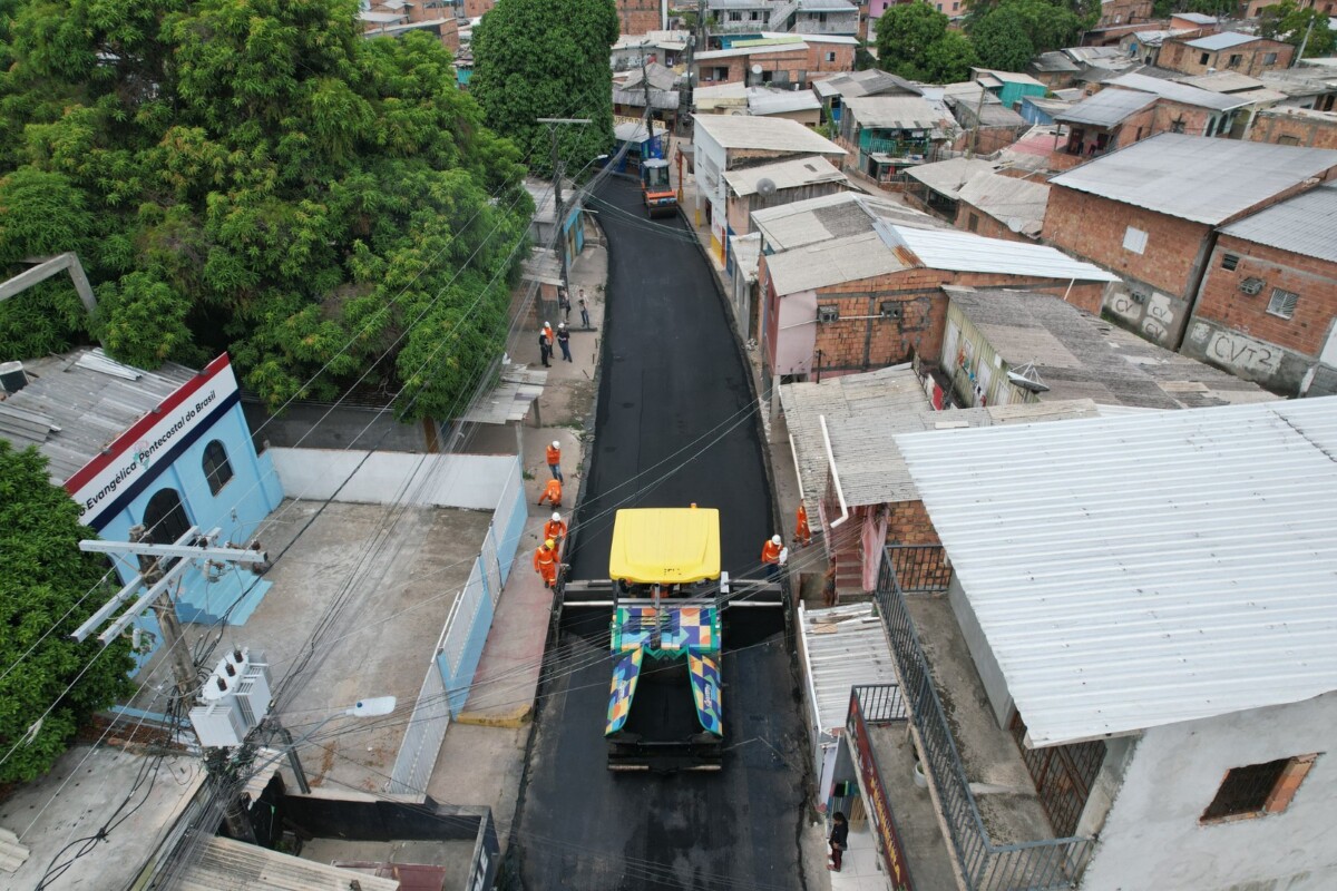 ‘Asfalta Manaus’ da prefeitura aplica mais de 530 toneladas de asfalto em trecho do bairro Petrópolis