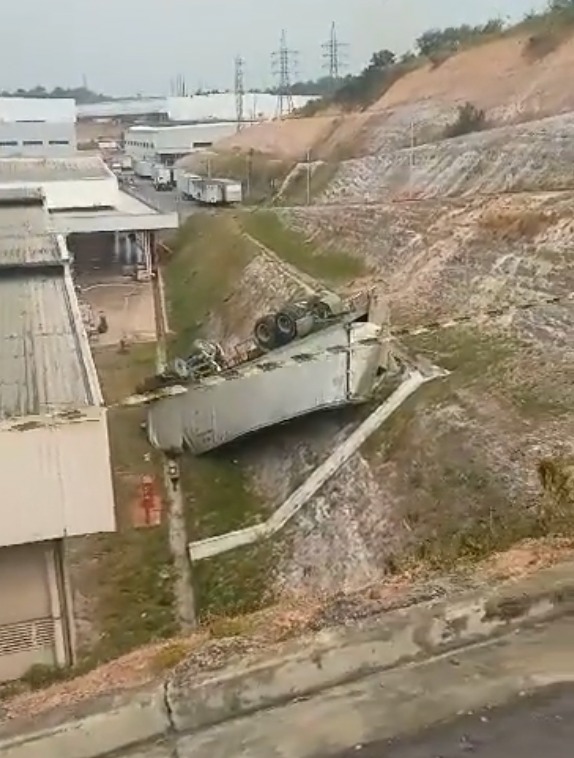Carreta perde o controle e despenca em barranco em Manaus; veja vídeo