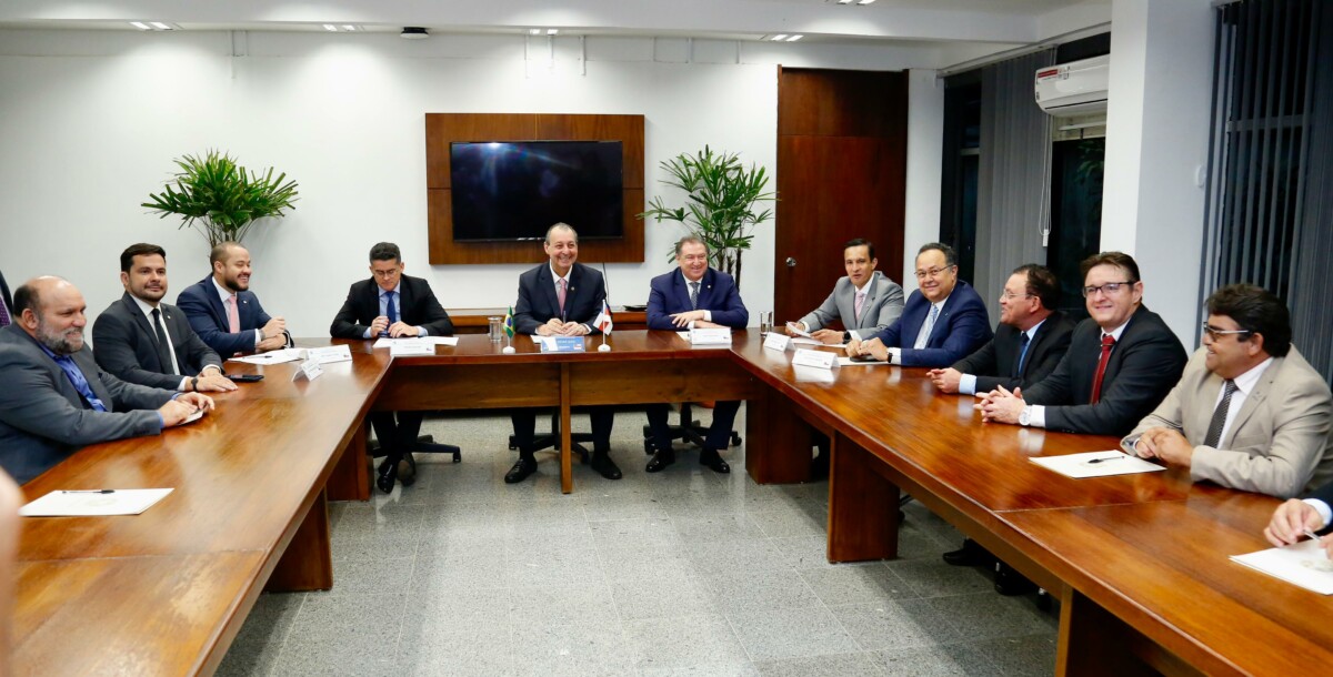 Senador Omar se reúne com bancada para agilizar liberação de recursos para o Amazonas