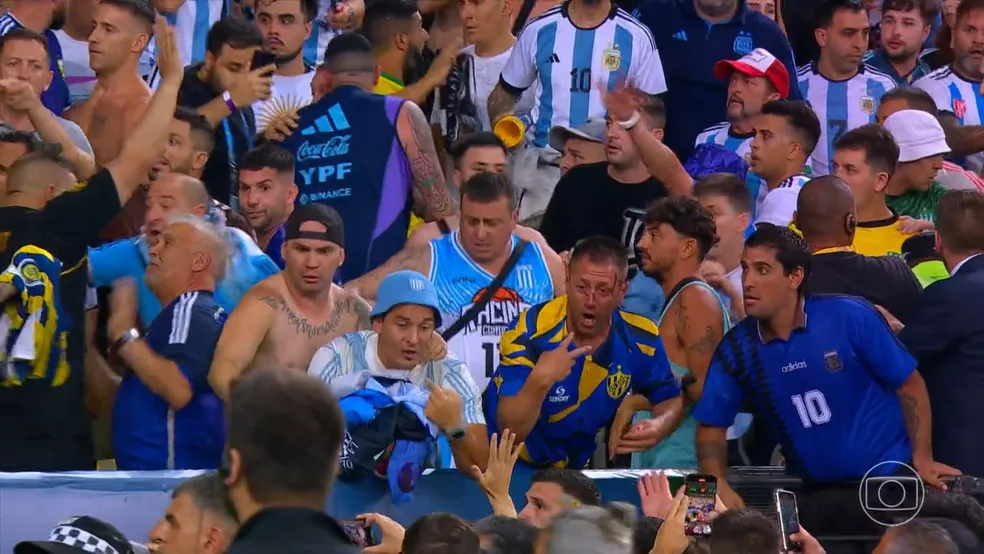 URGENTE: torcedores de Brasil e Argentina brigam nas arquibancadas do Maracanã; veja vídeo