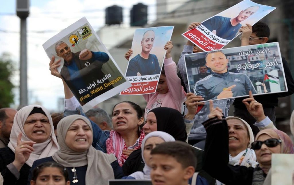 Após acordo com Hamas, Israel espera libertação de primeiros reféns
