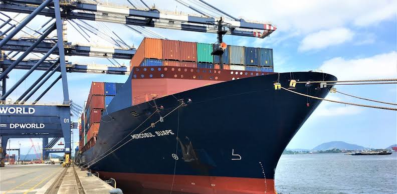 Navios cargueiros voltam a transportar  contêiner no Amazonas após período de severa estiagem