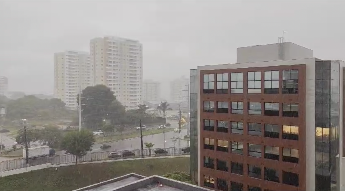 Após dias de calor, Manaus amanhece coberta por forte chuva; veja vídeos
