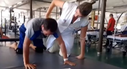 Aluno atingido por aparelho em academia já consegue engatinhar; veja vídeo