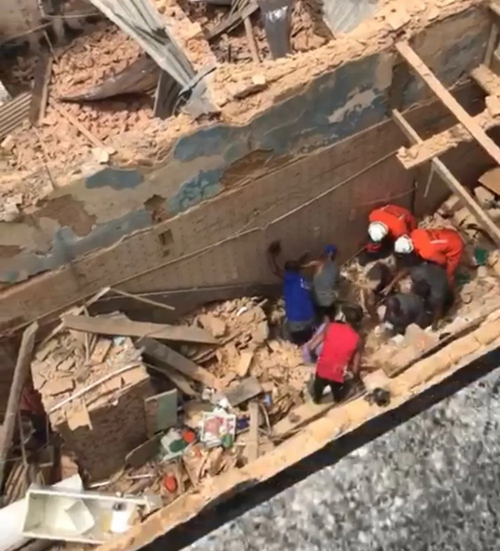 URGENTE: teto de restaurante desaba e deixa diversos feridos; veja vídeo