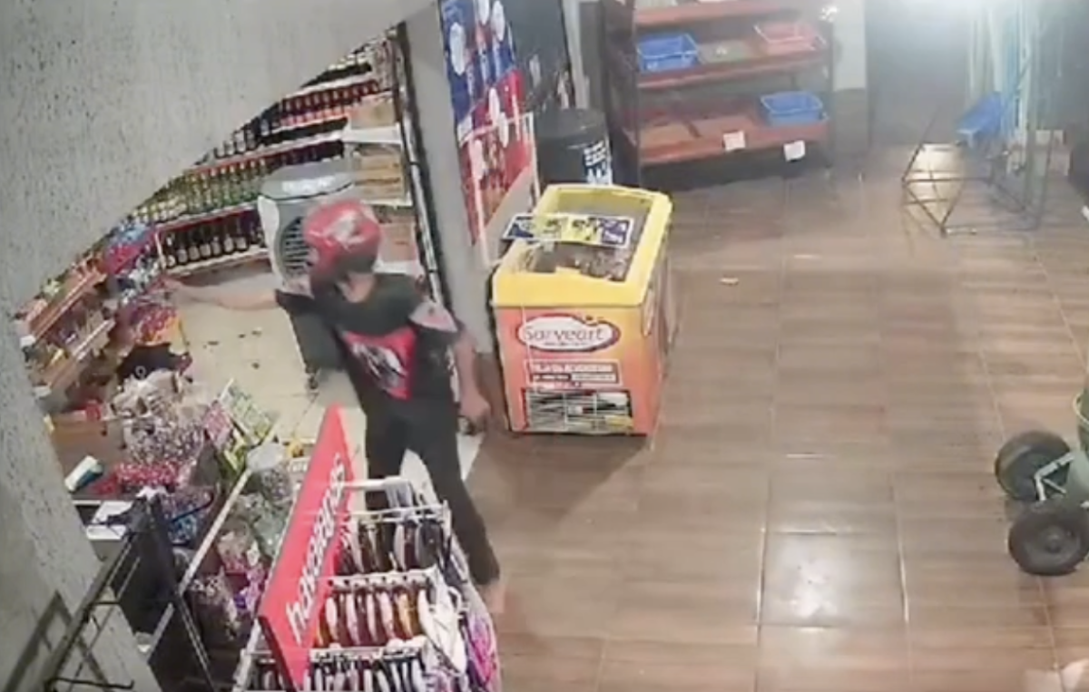 Homem tenta fugir de pistoleiro, mas é m0rto dentro de distribuidora; veja vídeo