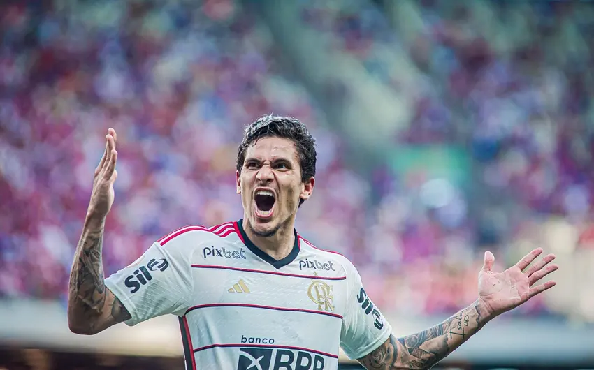 Flamengo vence, chega à vice-liderança e acirra briga por título do Brasileirão