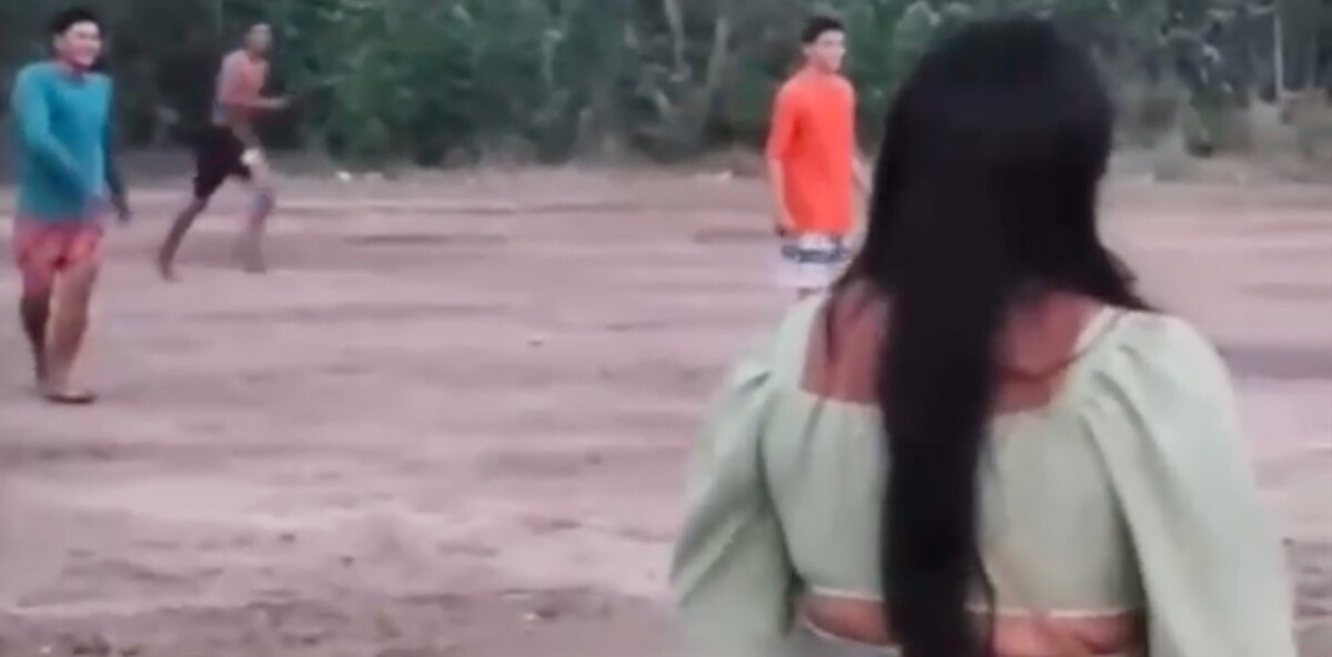 “Não fiz filho com dedo não, c4rale0”: diz mulher ao cobrar pensão alimentícia de ex; veja vídeo