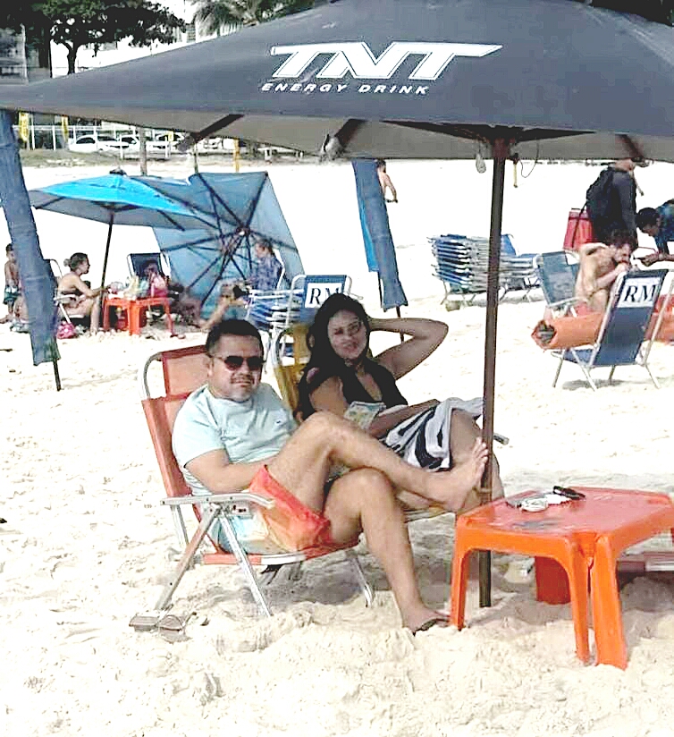 Prefeito de Barcelos curte praia no Rio de Janeiro, enquanto população afunda na lama