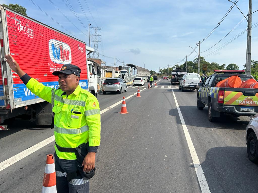 Urgente: homem tem cabeç4 esmag4d4 por caminhão na Avenida das Flores; veja vídeo