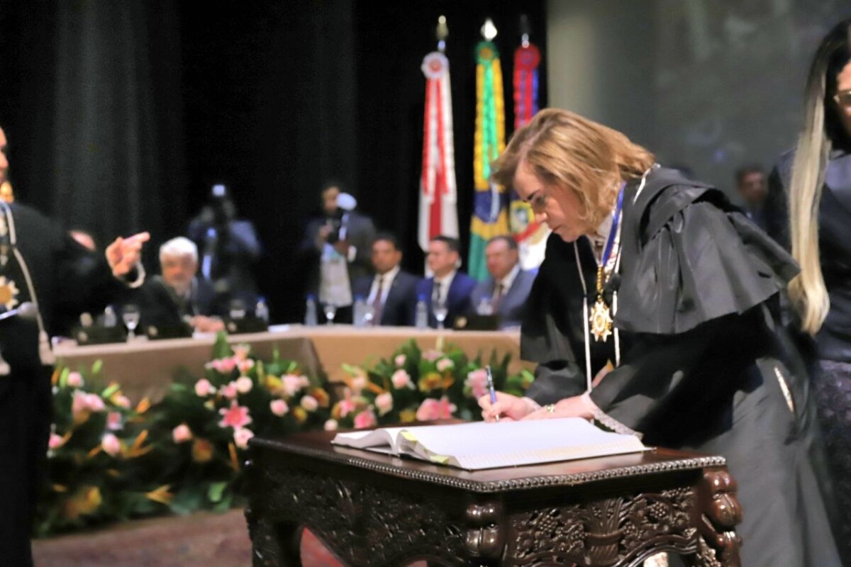 Em cerimônia no Teatro Amazonas, conselheira Yara Lins dos Santos toma posse como nova presidente do TCE-AM