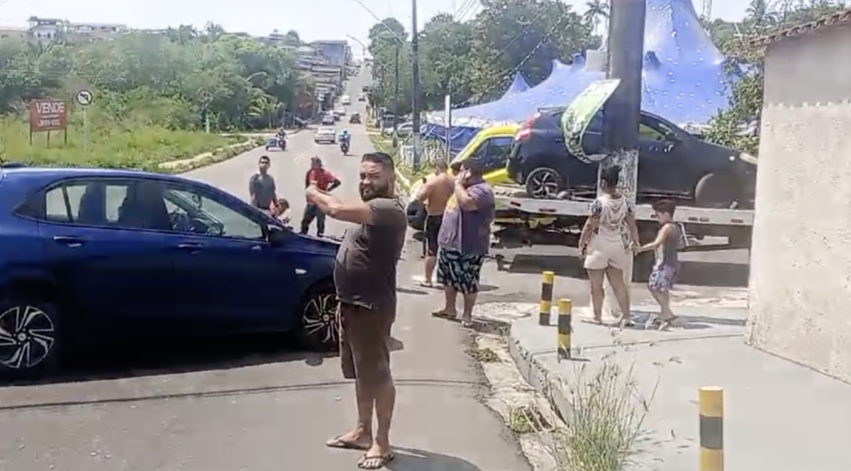 Urgente: motoqueiro quase p3rde a pern4 em acidente com caminhão no bairro Da Paz; veja vídeo