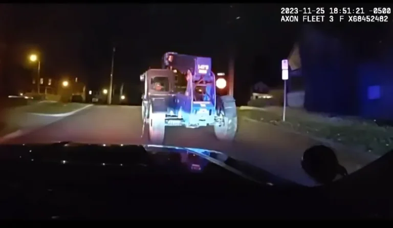 Menino de 12 anos rouba empilhadeira e causa mais de 10 acidentes nos EUA; veja vídeo