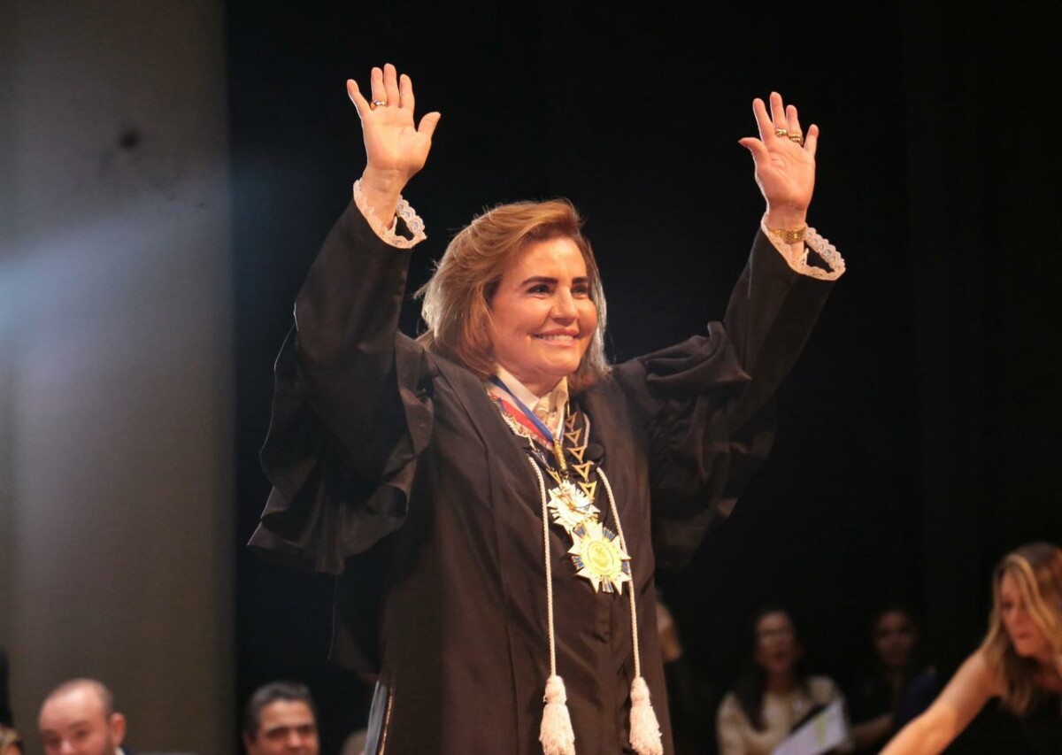 Controle pedagógico e reconhecimento marcam posse emocionante de conselheira Yara Lins, nova presidente do TCE-AM