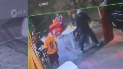 Veja momento em que bandido invade bar e assalta clientes em Manaus