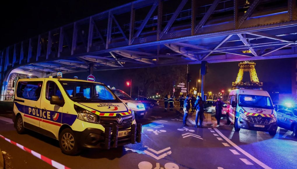 Homem surta e m4ta turista a martelad4s em Paris