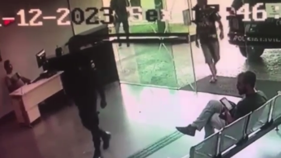 Veja momento em que homem invade delegacia e tenta m4tar policial a fac4das