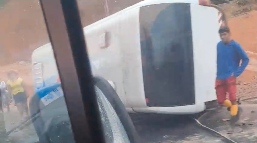 Urgente: micro-ônibus lotado capota e o pior acontece no AM; veja vídeo