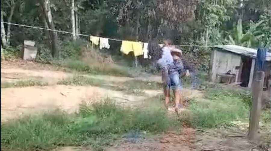 Veja o que mulher faz com o filho na frente de vizinhos no AM; vídeo revoltante