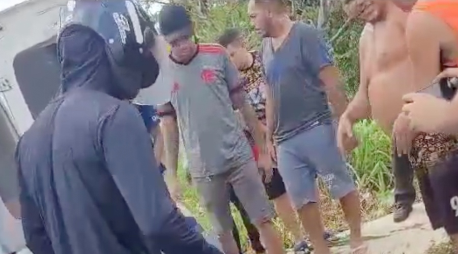 Audiência pública: suposto l4drão é ‘julgado’ em avenida de Manaus por populares; veja vídeo