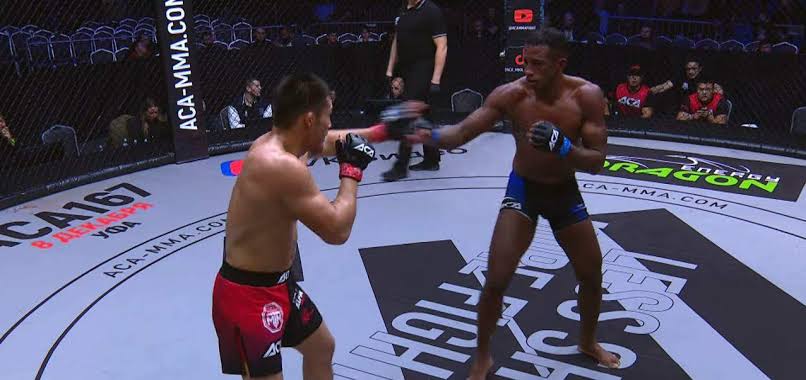 Lutador brasileiro tem orelha arranc4d4 durante torneio russo; imagens f0rtes