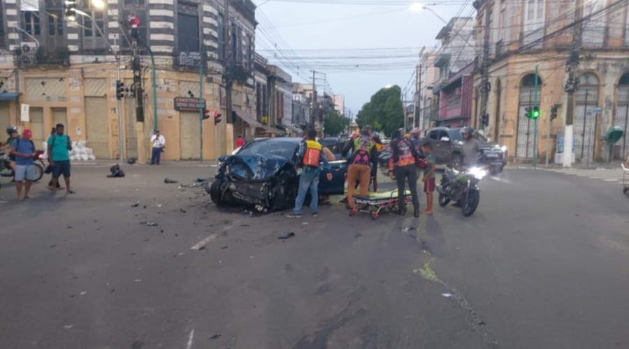 Motorista bêb4do provoca acidente com rota do Distrito no Centro de Manaus