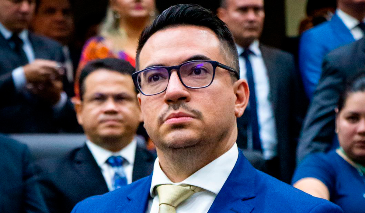 Covardia: Rodrigo Guedes ataca vereadora que está de licença médica durante votação na CMM; veja vídeo